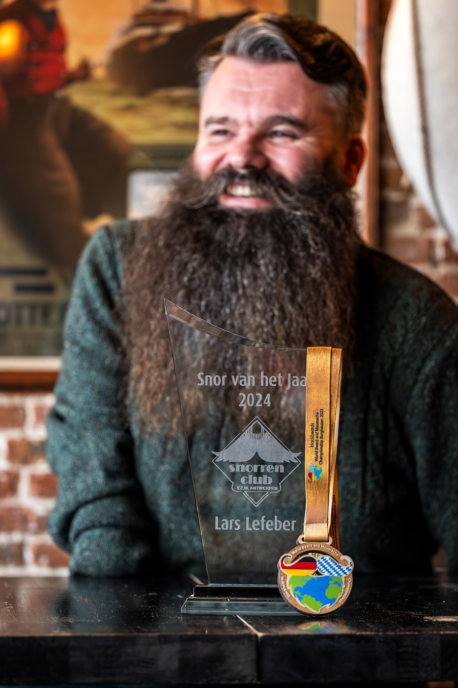Lars Lefeber met zijn trofee en medaille