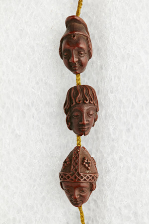 15e-eeuws halssnoer van gebeeldhouwde kersenpitten uit Duitsland.