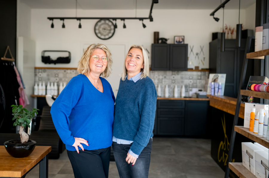 Portretfoto van An en Jenny in hun kapperszaak Cizzo Portretfoto van An en Jenny in hun kapperszaak Cizzo