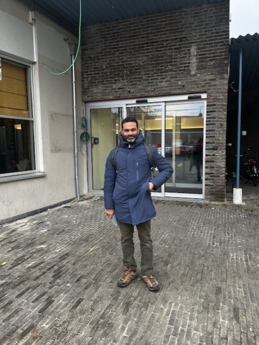 Joe poseert voor de inkomdeur van zwembad Park van Merksem