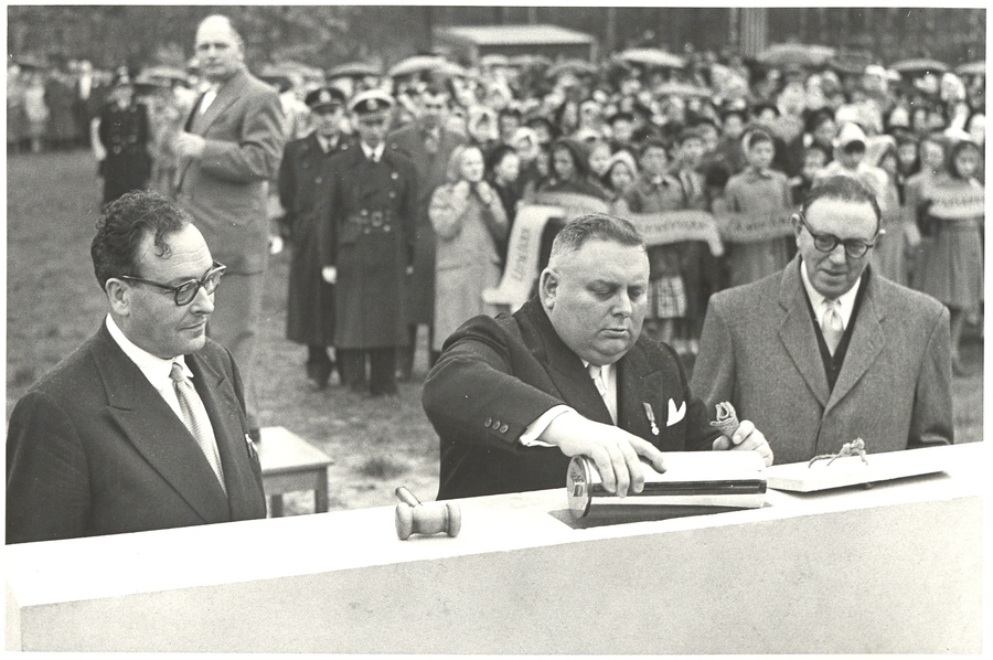 Op 20 oktober 1956 staan minister van Binnenlandse Zaken  Vermeylen, Antwerps gouverneur Declerck en burgemeester Dequeecker op het bouwterrein om plechtig de eerste  steen te leggen.