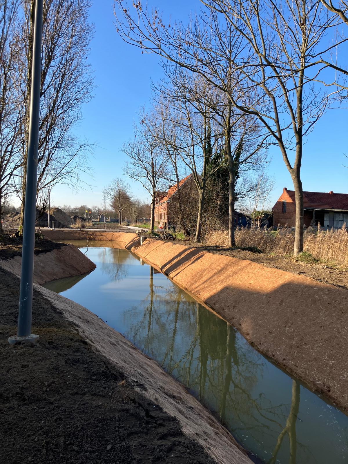 Zicht op het waterbekken dat werd aangelegd in de groene 'driehoek'. Die dient om overtallig hemelwater op te vangen. Zicht op het waterbekken dat werd aangelegd in de groene 'driehoek'. Die dient om overtallig hemelwater op te vangen.