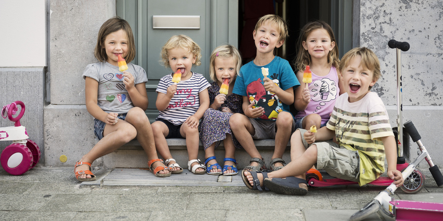 Kinderen spelen op straat