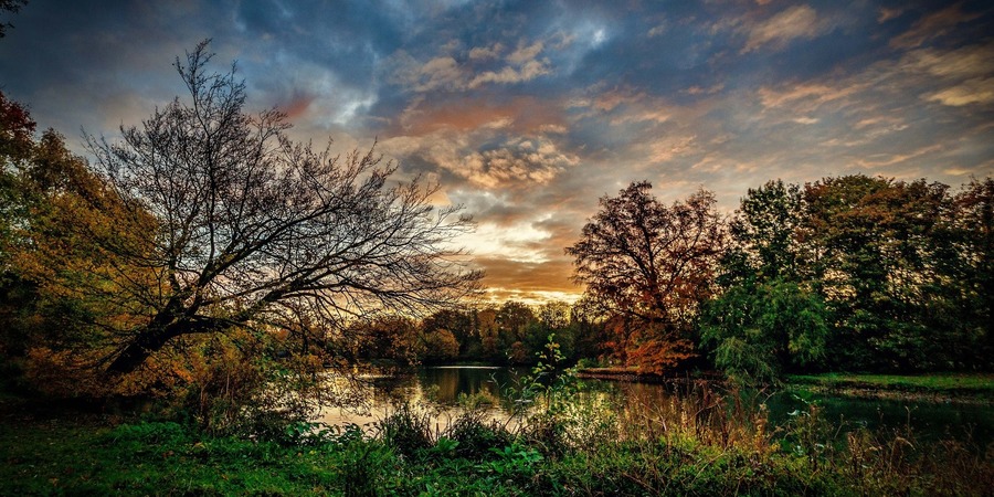 Foto van een zonsopgang tijdens de herfst in het Rivierenhof