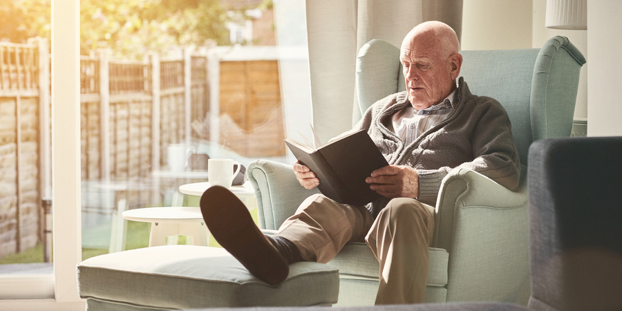 senior leest een boek