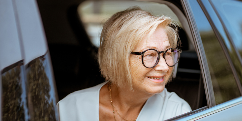 Oudere vrouw in taxi