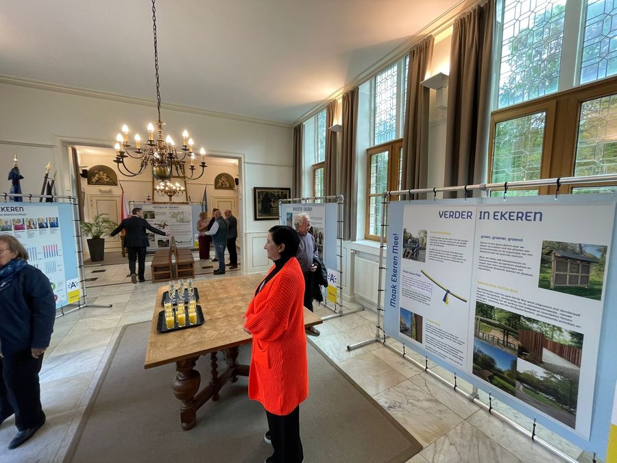 Zicht in de trouwzaal van kasteel Veltwijck met de tentoonstellingspanelen van de Maak Ekeren Mee expo