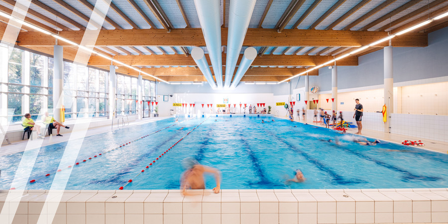 Kinderen aan het zwemmen in zwembad De Schinde