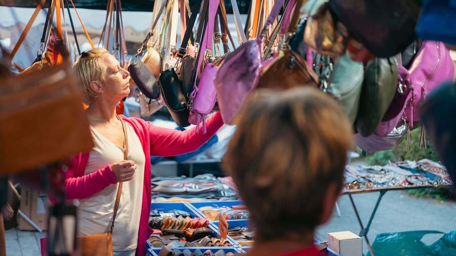Een kraam met tassen op de Jaarmarkt Een kraam met tassen op de Jaarmarkt