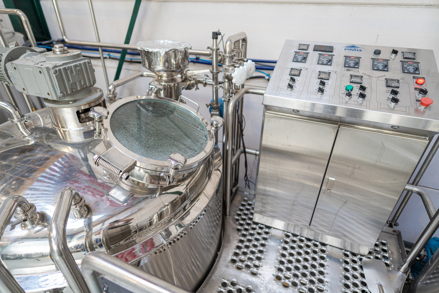 Brouwketel naast bedienknoppen