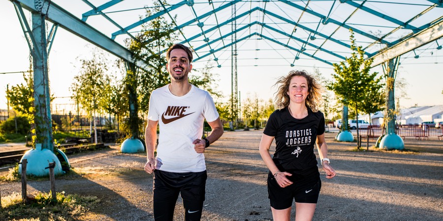 Ilias en Laura lopen onder de hangar op Spoor Oost Ilias en Laura lopen onder de hangar op Spoor Oost