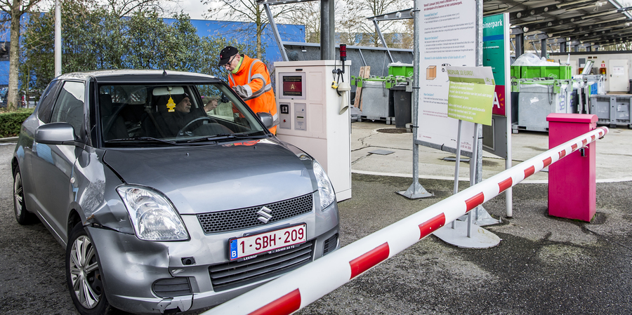 wagen aan slagboon recyclagepark, medewerker helpt verder wagen aan slagboon recyclagepark, medewerker helpt verder
