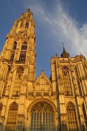 De Onze-Lieve-Vrouwekathedraal gezien vanaf de handschoenmarkt De Onze-Lieve-Vrouwekathedraal gezien vanaf de handschoenmarkt