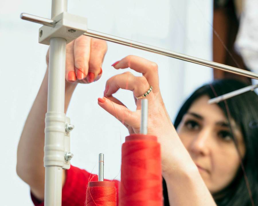 Vrouw werkt met naaimachine Vrouw werkt met naaimachine