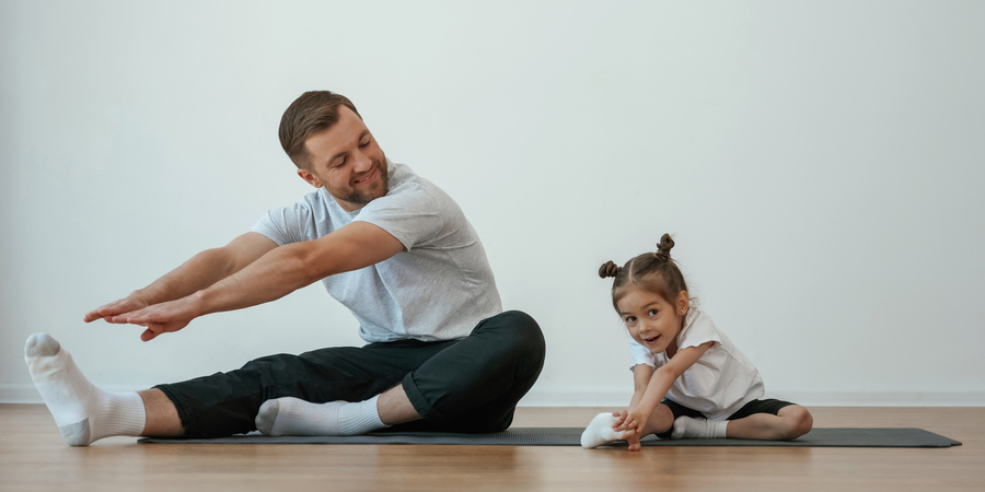 Papa en kleuter doen samen yoga Papa en kleuter doen samen yoga