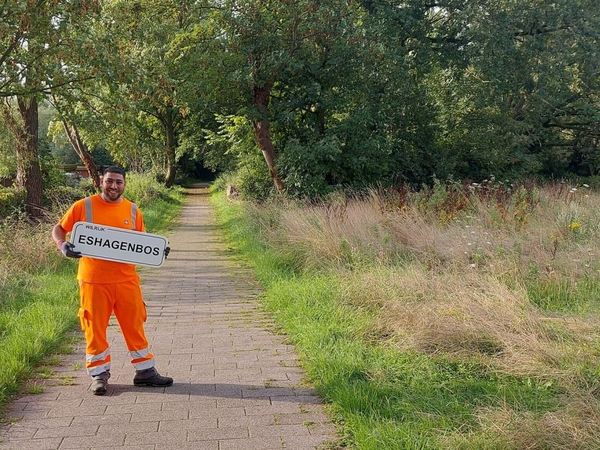 Een trage weg in Wilrijk krijgt een nieuw naambordje: Eshagenbos Een trage weg in Wilrijk krijgt een nieuw naambordje: Eshagenbos