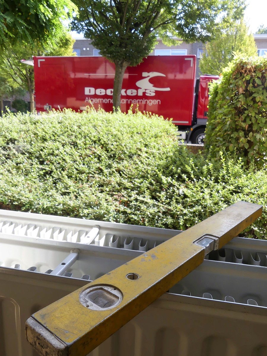 Een waterpas op een chauffage