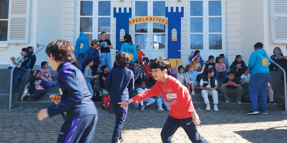 spelende kinderen tijdens een activiteit van Speelkasteel