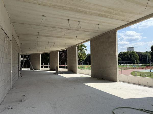 Beeld van de ruwbouwwerken in een van de kleedkamergebouwen in aanbouw op sportcentrum Het Rooi. Beeld van de ruwbouwwerken in een van de kleedkamergebouwen in aanbouw op sportcentrum Het Rooi.