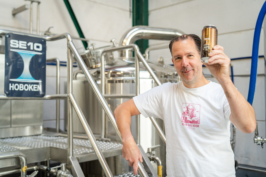 Sven klinkt met een blikje bier