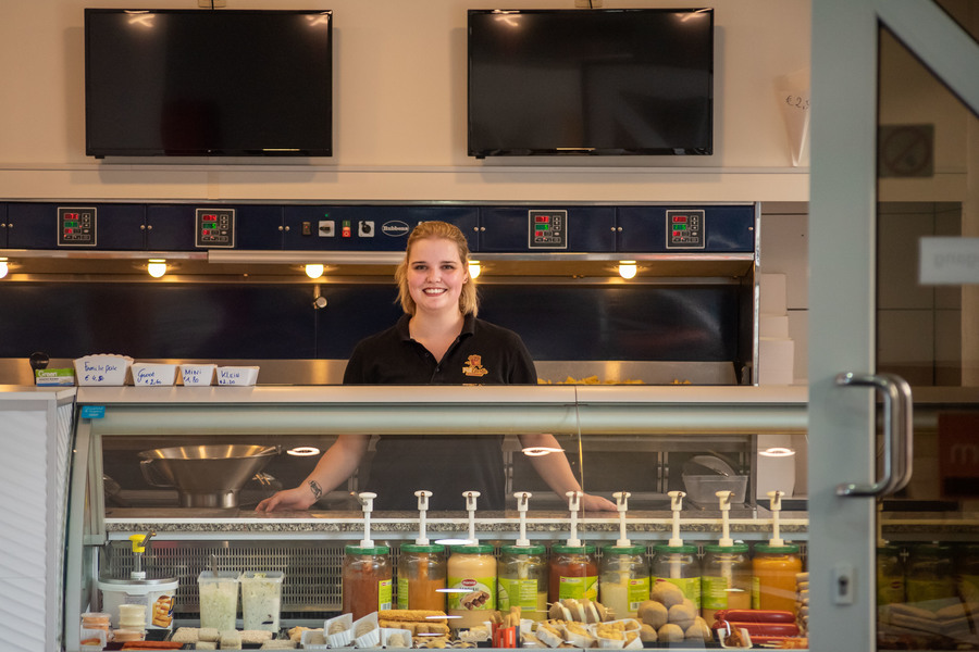 Werkneemster frituur achter de toog