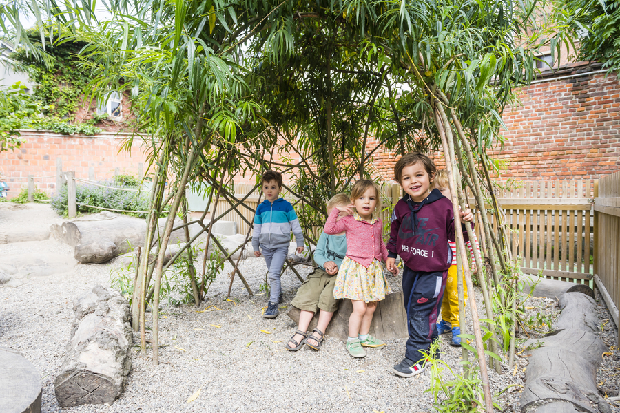 Kinderen staan in een wilgenhut Kinderen staan in een wilgenhut