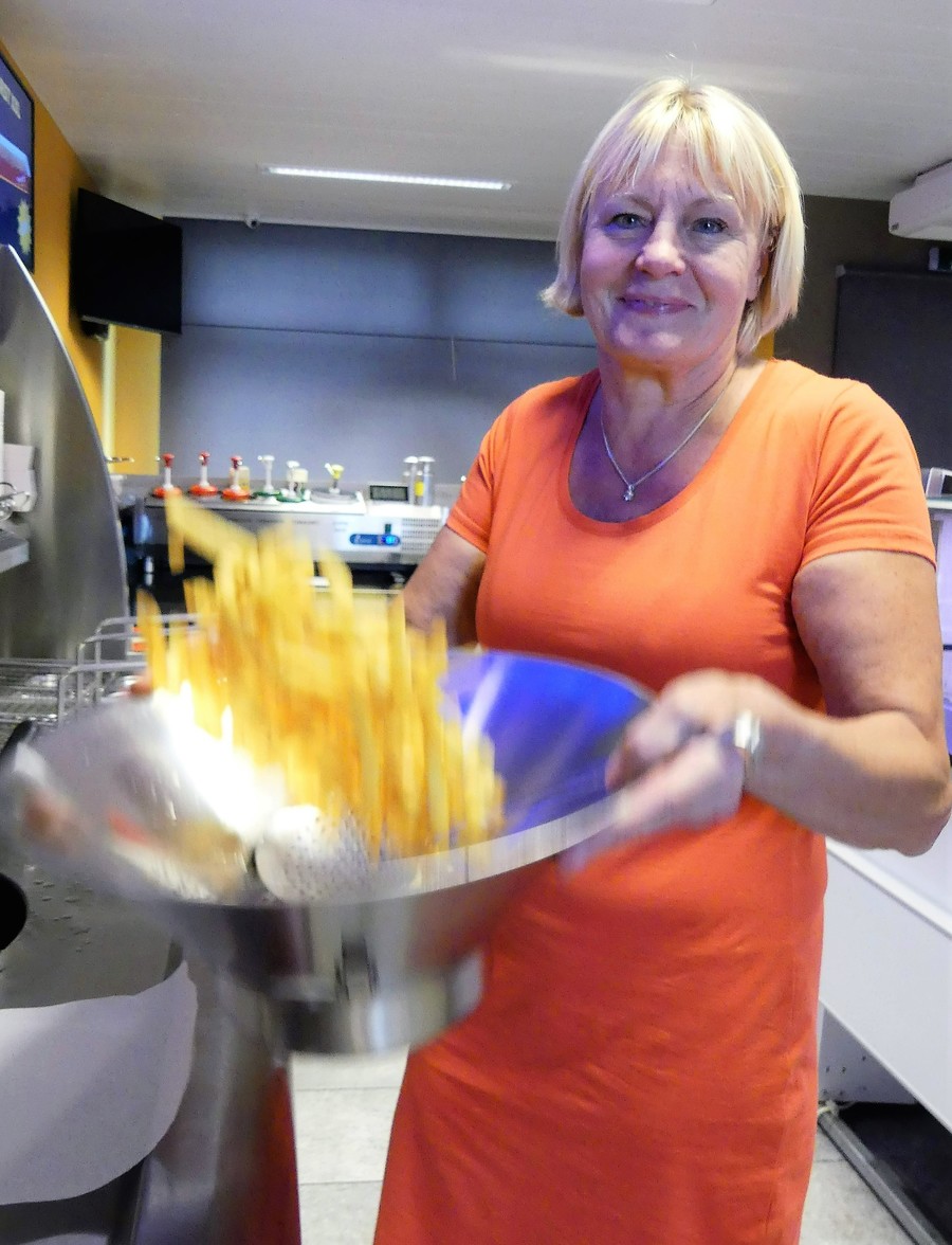 Marina schudt met de pot frietjes
