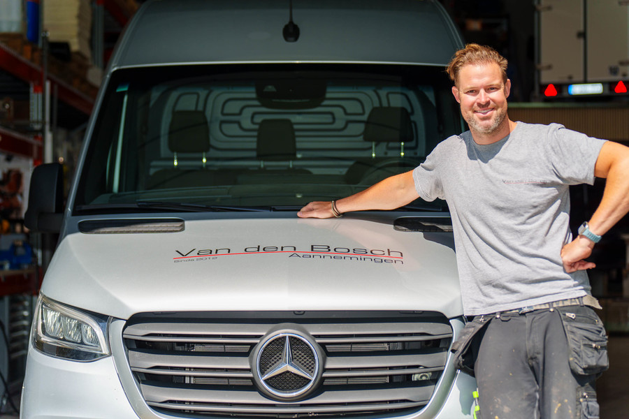 Steve poseert voor zijn camionet