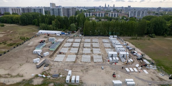 Luchtfoto van de bouw van het nooddorp voor Oekraïense oorlogsvluchtelingen