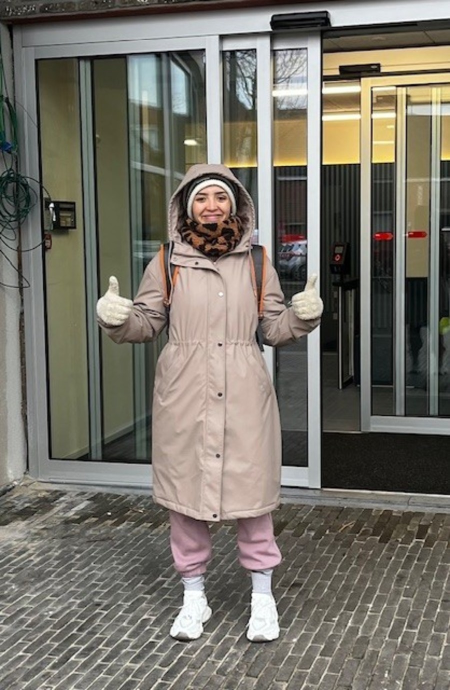 Fatiha poseert voor de inkomdeur van zwembad Park van Merksem