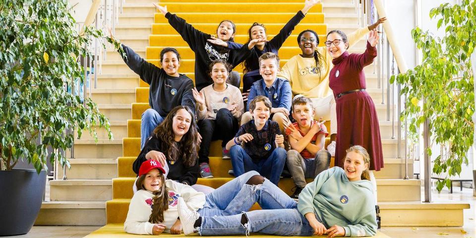 leden van het Merksemse Junior Team op de trap in het districtshuis van Merksem