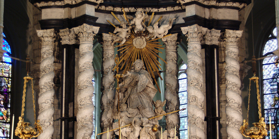 Sint-Jacobskerk: hoofdaltaar met het barokke beeld van de Heilige Jacob getooid met pelgrimsattributen, foto Wim Strecker