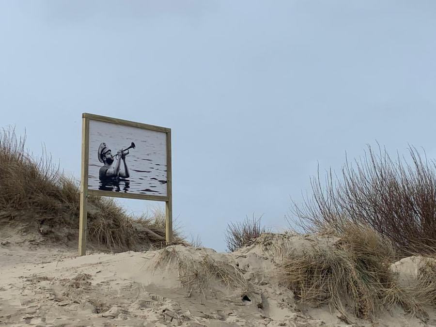 Kapitein Winokio voor het project 'Walk on water' op een paneel in de duinen van De Panne