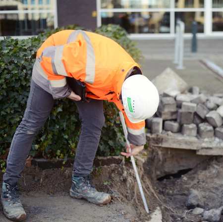 Werftoezichter doet controlemetingen Werftoezichter doet controlemetingen