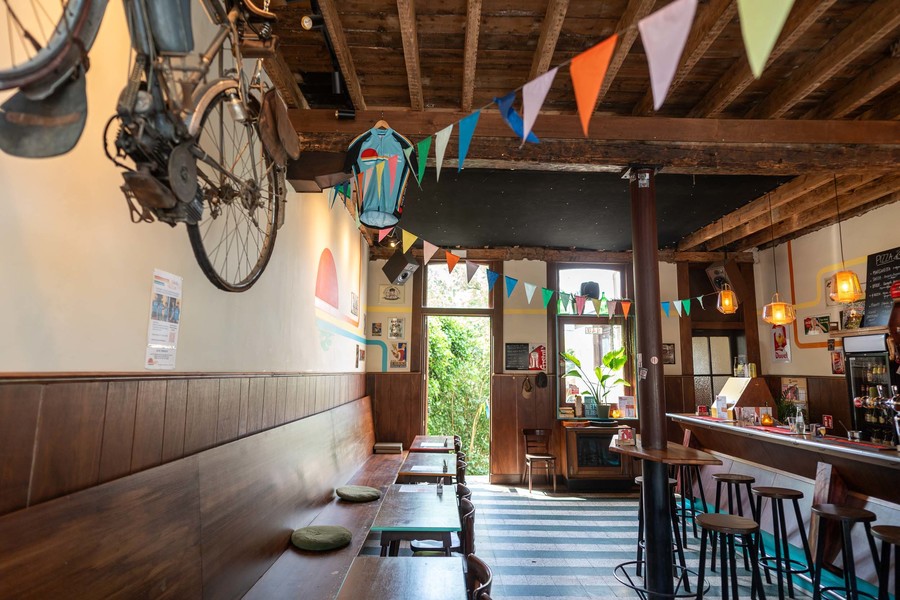 Een overzicht van de binnenkant van het café