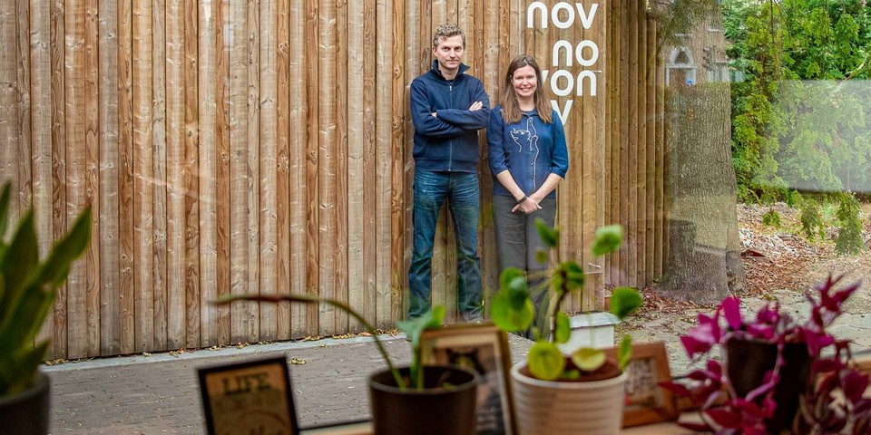 Benjamin en Liesbeth in de binnentuin van Novonov poserend voor een houten muur Benjamin en Liesbeth in de binnentuin van Novonov poserend voor een houten muur