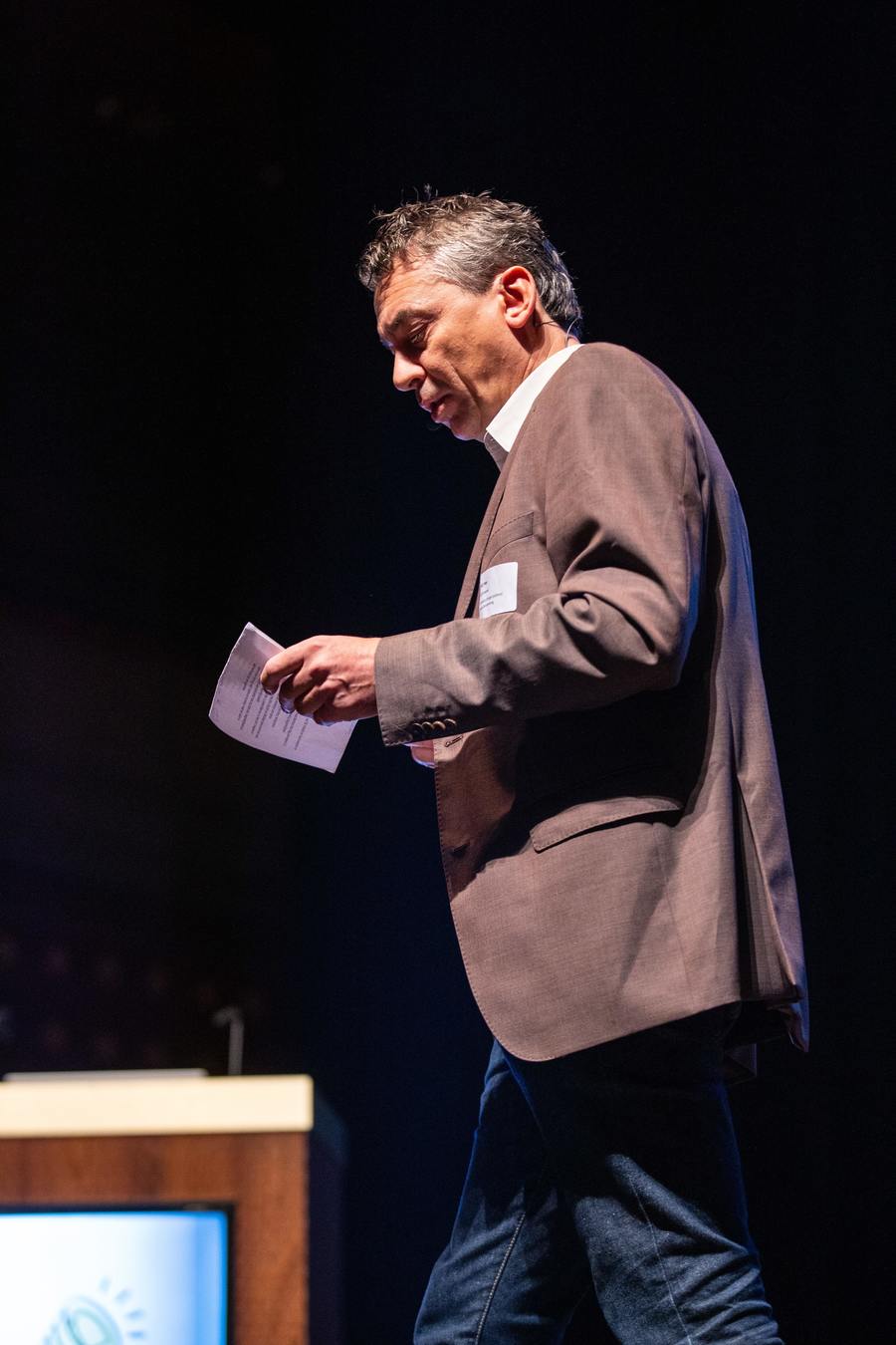 Peter Sels geeft een woordje uitleg bij het programma.