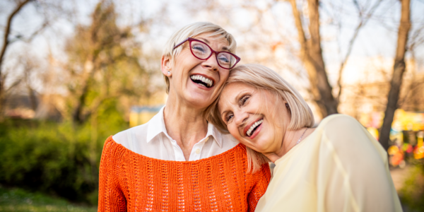Twee vrouwen in het park