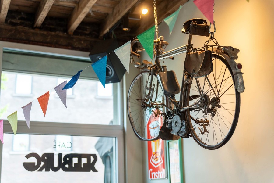Een fiets die ophangt aan het plafond