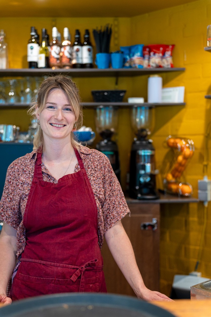 Eva achter haar toog