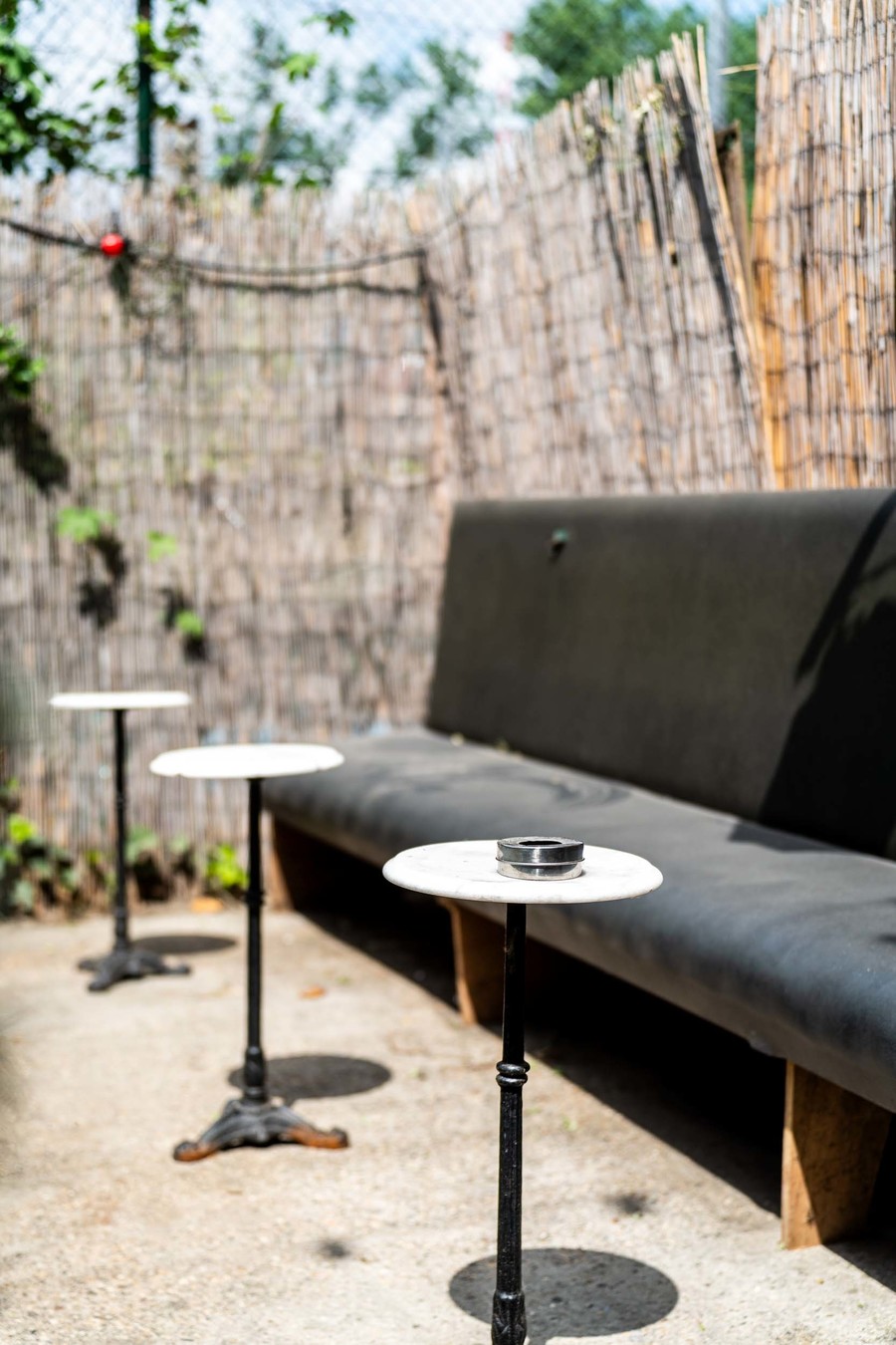 Tuinbank met tafeltjes