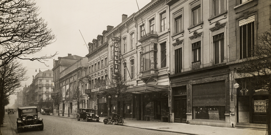 De Quellinstraat richting De Keyserlei. Centraal brasserie Quellin, op de hoek van de De Keyserlei cinema Trocadéro. Tussen beide café Sportlokaal en restaurant Italia De Quellinstraat richting De Keyserlei. Centraal brasserie Quellin, op de hoek van de De Keyserlei cinema Trocadéro. Tussen beide café Sportlokaal en restaurant Italia