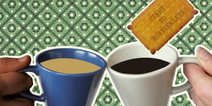 Twee tassen koffie en een koekje. Twee tassen koffie en een koekje.
