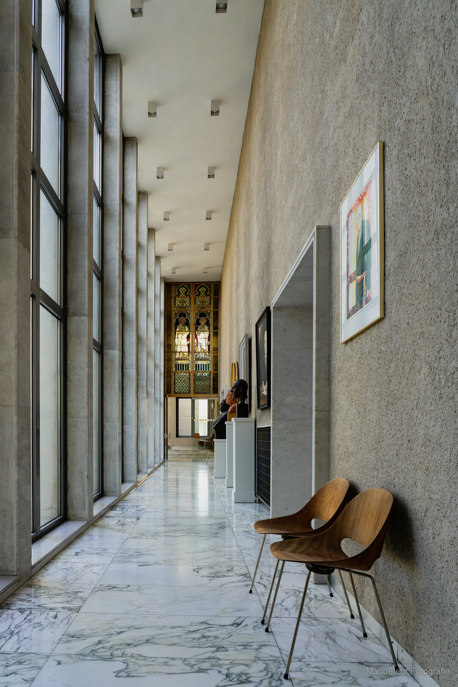 Gang met schilderijen en bustes