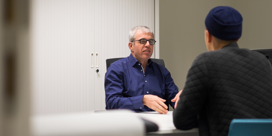 Hoofdarbeidsgeneesheer Filip tijdens een onderzoek bij werkhervatting.