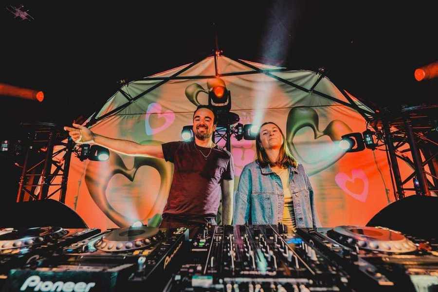 Dj's Sofie en Vincent staan achter hun draaitafel.