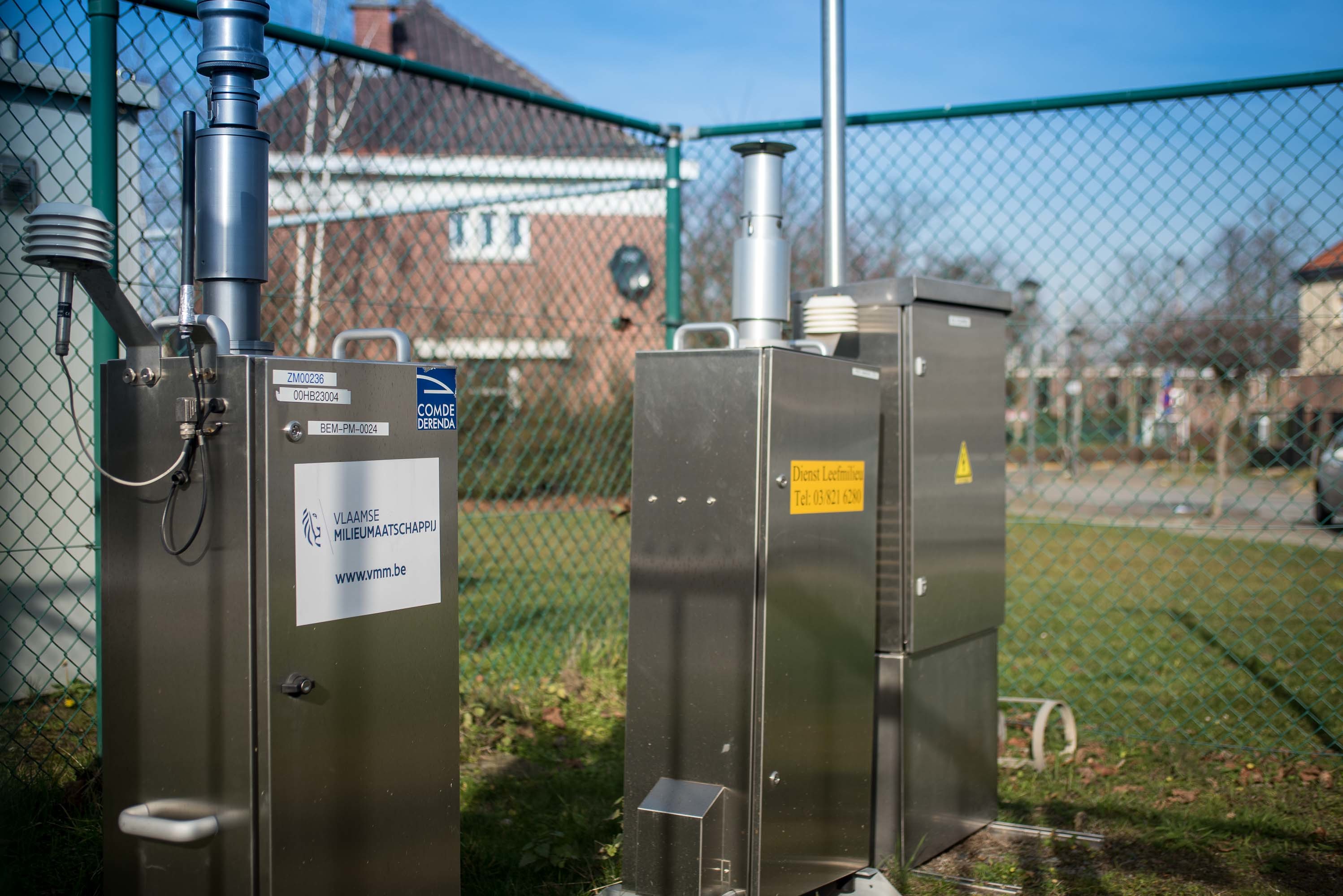 Installatie aan luchtmeetpost aan de Curiestraat Installatie aan luchtmeetpost aan de Curiestraat