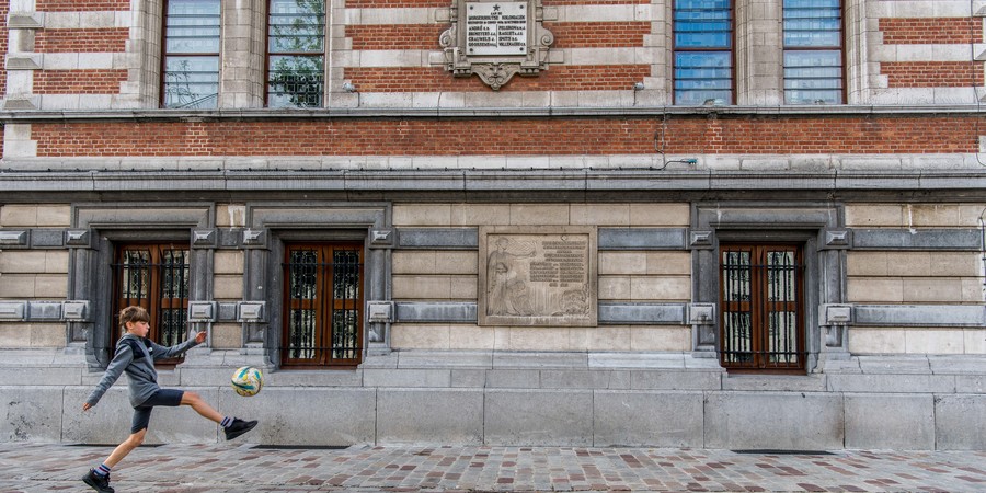De bovenste gedenkplaat herdenkt Borgerhoutse kolonialen De bovenste gedenkplaat herdenkt Borgerhoutse kolonialen