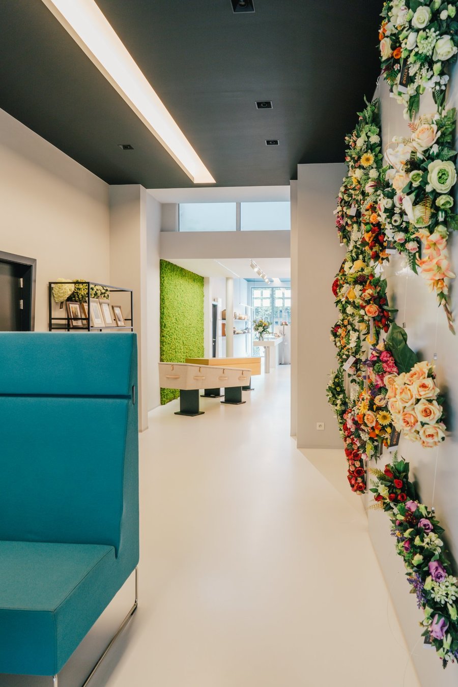 Bloemstukken tegen de muur