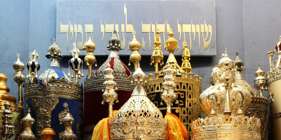 De Portugese Synagoge Beth Moshe: detail van de Thorarollen die in de Ark bewaard worden (foto Donald Woodrow)